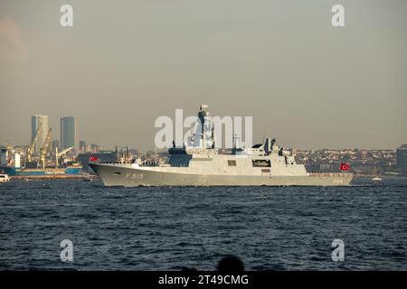 Die TCG Istanbul Fregatte, das erste Schiff der Istif-Klasse, überquerte am selben Tag den Bosporus und wurde an die türkische Marine geliefert. Stockfoto