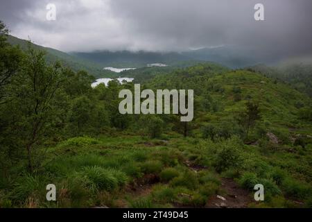 Die Aussicht vom Gipfel von Ulriken, dem höchsten Punkt der Sieben Berge in der Nähe der Stadt Bergen, Norwegen, während eines nebeligen morgens. Stockfoto