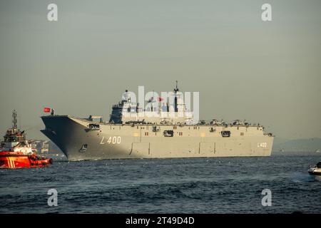 Das erste amphibische Angriffsschiff der türkischen Marine, das den Bosporus von Istanbul durchquert. Stockfoto