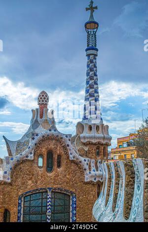 Barcelona, Spanien - 28. Februar 2022: Details vom Haupteingang des Parks Güell, Casa del Guarda, auf dem Karmel, Architekt Antoni Gaudi. Baujahr 1900-1914, o Stockfoto