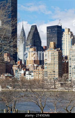 Blick von Roosevelt Island: Campanile, 450 E 52nd Street, ist ein luxuriöses Hochhaus mit Ziegelsteinfassade, entworfen von Van Wart & Wein. Stockfoto