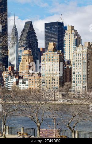 Blick von Roosevelt Island: Campanile, 450 E 52nd Street, ist ein luxuriöses Hochhaus mit Ziegelsteinfassade, entworfen von Van Wart & Wein. Stockfoto