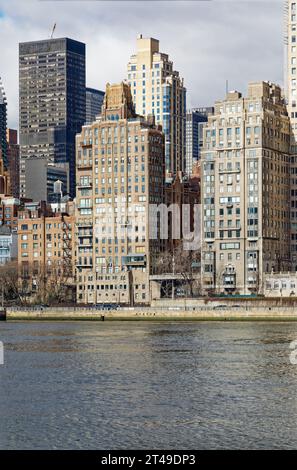 Campanile (links in der Mitte) und Südflügel des River House, von Roosevelt Island aus gesehen. Die Gebäude sind exklusive Manhattan East Side Co-Oops. Stockfoto