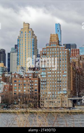 Blick von Roosevelt Island: Campanile, 450 E 52nd Street, ist ein luxuriöses Hochhaus mit Ziegelsteinfassade, entworfen von Van Wart & Wein. Stockfoto