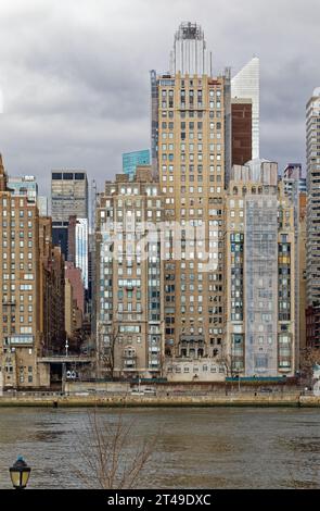 Blick von Roosevelt Island: River House, 435 East 52nd Street, Fassadenpflege wird durchgeführt. Die luxuriöse Co-op hat einen Ruf für Exklusivität. Stockfoto