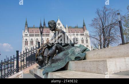 Die Statue Attila József blickt von der Treppe in Budapest, Ungarn, hinunter Stockfoto