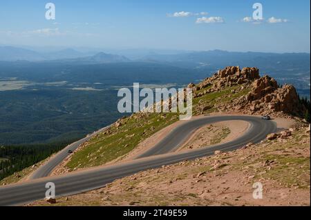 Kurvenreiche Straße führt den Pikes Peak in den Rocky Mountains in Colorado, USA Stockfoto