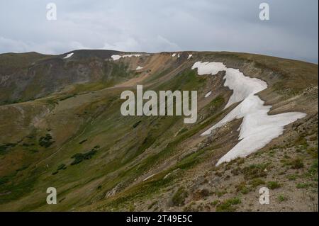 Im Spätsommer halten Schnee und Eis auf den Bergen des Rocky Mountain National Park in Colorado, USA Stockfoto