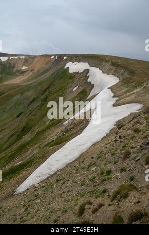 Im Spätsommer halten Schnee und Eis auf den Bergen des Rocky Mountain National Park in Colorado, USA Stockfoto