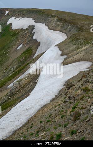 Im Spätsommer halten Schnee und Eis auf den Bergen des Rocky Mountain National Park in Colorado, USA Stockfoto