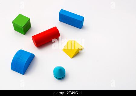 Bunte geometrische Holzfiguren mit verschiedenen Formen Stockfoto