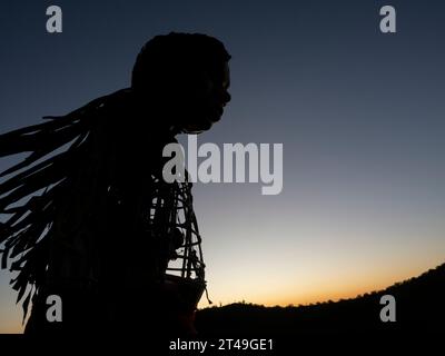 Tucson, Arizona, USA. Oktober 2023. Eine entschlossene kleine Amal, die 12 Fuß große Marionette eines 10-jährigen syrischen Flüchtlingsmädchens, macht sich bei Sonnenaufgang auf den Tumamoc Hill. Das Land ist heilig für einheimische indigene Stämme, die es vor mehr als 2000 Jahren besiedelten. Tumamoc ist Tohono O'Odham für die königliche Horneidechse, die Form des Berges. (Credit Image: © Sue Dorfman/ZUMA Press Wire) NUR REDAKTIONELLE VERWENDUNG! Nicht für kommerzielle ZWECKE! Stockfoto