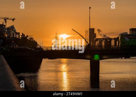 Sonnenaufgang am Liffey River über Dubliner Brücken. Irland. Stockfoto