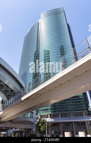 Tokio, Japan - 10. April 2023: Wolkenkratzer Shiodome City Center. Es handelt sich um einen Wolkenkratzer im Shiodome-Gebiet der Minato-Station mit einer Höhe von 215,75 m Stockfoto