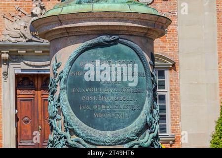 Gedenktafel unter der Statue von Gustav Ericsson ( bekannt als Gustav Vasa) vor Riddarhuset, Stockholm, Schweden. Stockfoto