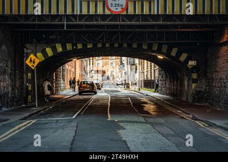 Alte Steinbogen-Eisenbahnbrücke an der Cumberland Street direkt unterhalb des Bahnhofs Pearse. Dublin, Irland. Stockfoto