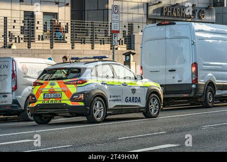 Ein Patrouillenwagen der irischen Polizei, der Garda Síochána, fahrend im Stadtzentrum von Dublin. Irland. Stockfoto