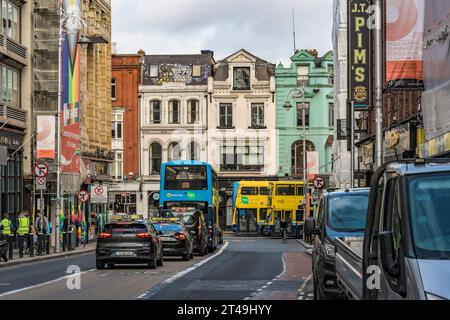 Busse und Verkehr in der South Great George's Street am Morgen, Dublin, Irland Stockfoto