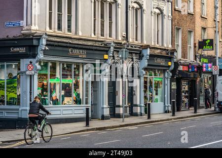 Straßenblick auf den Eingang zur Carrolls Irish Gifts Kette in der Dame Street, Dublin, Irland. Stockfoto