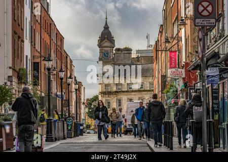 Leute, die in der South William Street, Dublin, Irland, laufen. Stockfoto