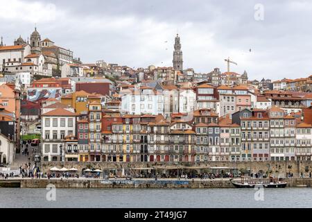 Clerigos Kirche und Turm, der Bischofspalast und die Kathedrale von Porto, die am 18. Ocotber 2023 über dem Fluss Douro in Porto, Portugal, aufragt Stockfoto