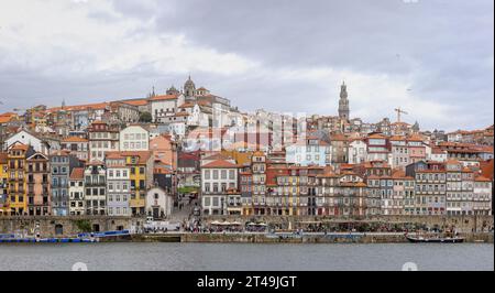 Clerigos Kirche und Turm, der Bischofspalast und die Kathedrale von Porto, die am 18. Ocotber 2023 über dem Fluss Douro in Porto, Portugal, aufragt Stockfoto