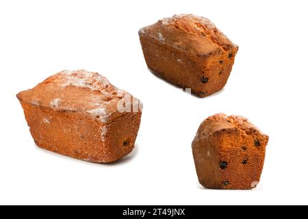 Ein Cupcake mit Rosinen auf weißem Hintergrund. Muffin. Stockfoto