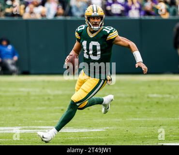 Green Bay, Usa. Oktober 2023. Green Bay Packers Quarterback Jordan Love kämpft mit dem Ball während des NFL-Spiels zwischen den Minnesota Vikings und den Green Bay Packers im Lambeau Field am Sonntag, den 29. Oktober 2023. Die Wikings besiegten die Packers 24:10. Foto: Tannen Maury/UPI Credit: UPI/Alamy Live News Stockfoto