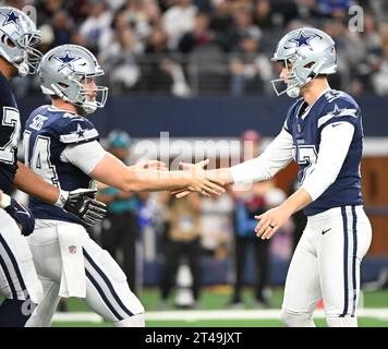 Arlington, Usa. Oktober 2023. Dallas Cowboys Field Goal Brandon Aubrey, rechts, schüttelt die Hand mit dem Langschnapper Trent Sieg, nachdem Aubrey sein 18. Field Goal in Folge gegen die Los Angeles Rams während ihres NFL-Spiels im AT&T Stadium in Arlington, Texas, am Sonntag, den 29. Oktober 2023 erzielte. Die Cowboys besiegten die Rams mit 43:20. Foto: Ian Halperin/UPI Credit: UPI/Alamy Live News Stockfoto