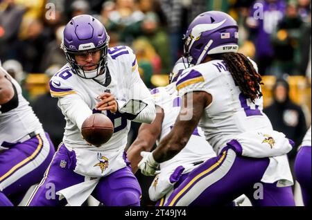 Green Bay, Usa. Oktober 2023. Minnesota Vikings Quarterback Jaren Hall (L) übergibt den Ball an Minnesota Vikings, der am Sonntag, den 29. Oktober 2023, während des NFL-Spiels zwischen den Minnesota Vikings und den Green Bay Packers im Lambeau Field, Alexander Mattison (R), zurückläuft. Die Wikings besiegten die Packers 24:10. Foto: Tannen Maury/UPI Credit: UPI/Alamy Live News Stockfoto
