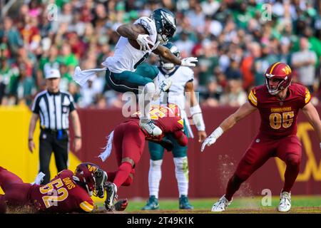 Landover, MD, USA. Oktober 2023. Philadelphia Eagles Running Back D’Andre Swift (0) springt während des NFL-Spiels zwischen den Philadelphia Eagles und den Washington Commanders in Landover, MD, über die Sicherheit der Washington Commanders Percy Butler (35). Reggie Hildred/CSM/Alamy Live News Stockfoto