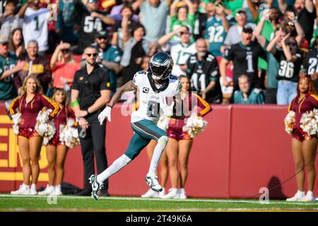 Landover, MD, USA. Oktober 2023. Der Philadelphia Eagles Wide Receiver DeVonta Smith (6) erzielt einen Touchdown, nachdem er während des NFL-Spiels zwischen den Philadelphia Eagles und den Washington Commanders in Landover, MD, einen Fang gemacht hatte. Reggie Hildred/CSM/Alamy Live News Stockfoto