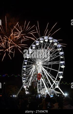 Leicester, Großbritannien. Oktober 2023. Ein Feuerwerk erleuchtet den Nachthimmel über dem Rad des Lichts auf der Golden Mile in Leicester während des Diwali Lights Switch On, das den Beginn von Diwali 2023, dem 40. Jahr der Veranstaltung in Leicester Credit: Alex Hannam/Alamy Live News, markiert Stockfoto