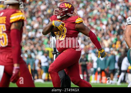 Landover, MD, USA. Oktober 2023. Washington Commanders Defensive Tackle Phidarian Mathis (98) reagiert, nachdem er während des Spiels zwischen den Philadelphia Eagles und den Washington Commanders in Landover, MD, einen Fumble gefunden hat. Reggie Hildred/CSM/Alamy Live News Stockfoto