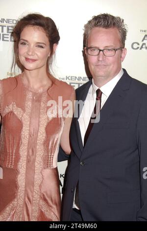 Los Angeles, USA. März 2017. Katie Holmes, Matthew Perry 03/15/2017 Roter Teppich und Screening für "The Kennedys - After Camelot" im Paley Center for Media in Beverly Hills, CA Foto: Izumi Hasegawa /HNW/PictureLux Credit: PictureLux/The Hollywood Archive/Alamy Live News Stockfoto