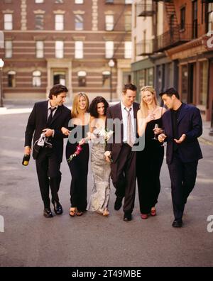 Filmaufnahmen von „Friends“ David Schwimmer, Jennifer Aniston, Courteney Cox Arquette, Matthew Perry, Lisa Kudrow, Phoebe Buffay, Matt LeBlanc um 1998 Credit: PictureLux/The Hollywood Archive/Alamy Live News Stockfoto