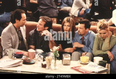 Film still aus „Friends“-Episode: The One with the Ultimate Fighting Champion Billy Crystal, Robin Williams, Jennifer Aniston, Matthew Perry & Lisa Kudrow © 1997 Warner Credit: PictureLux/The Hollywood Archive/Alamy Live News Stockfoto