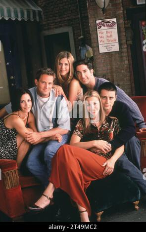 Filmaufnahmen von „Friends“ Courtney Cox, Matthew Perry, Jennifer Aniston, David Schwimmer und Matt LeBlanc 1997 Foto: Jon Ragel Credit: PictureLux/The Hollywood Archive/Alamy Live News Stockfoto