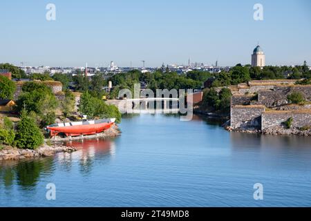 U-BOOT, HELSINKI: Insel der Festung Suomenlinna (Sveaborg) von einem Kreuzfahrtschiff, das auf der Ostsee zwischen Åland und Helsinki in Finnland fährt. Stockfoto