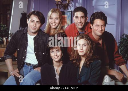 Filmaufnahmen von 'Friends' Matt LeBlanc, Lisa Kudrow, David Schwimmer, Matthew Perry, Jennifer Aniston, Courtney Cox 1995 Credit: PictureLux/The Hollywood Archive/Alamy Live News Stockfoto