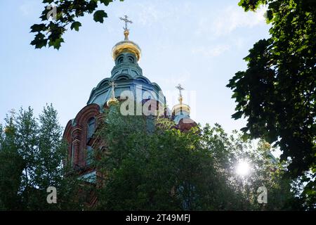 Uspenski Cathedral – die griechisch-orthodoxe oder östlich-orthodoxe Kathedrale – im Sommer im Zentrum von Helsinki, Finnland. Foto: Rob Watkins Stockfoto