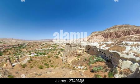 Eingebettet in Kappadokien, Türkei, verzaubert das Dorf Cavusin mit seinem alten Charme und seinen Naturwundern. Zarte Höhlenhäuser und historische Steinhäuser Stockfoto