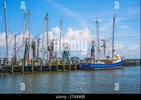 Garnelenboote legten in Biloxi Back Bay, Mississippi Gulf Coast, USA an Stockfoto