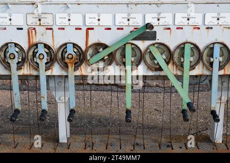HEBEL, FORMEN: Alte Schaltsignalanlagen am Bahnhof Kajaani im Sommer in der Region Kajaani in Mittelfinnland. Foto: Rob Watkins Stockfoto