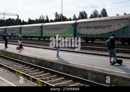 KAJAANI, BAHNHOF: Eine Gruppe von Reisenden wartet im Sommer am Bahnhof Kajaani in der Region Kajaani in Mittelfinnland auf einen VR-Zug. Stockfoto