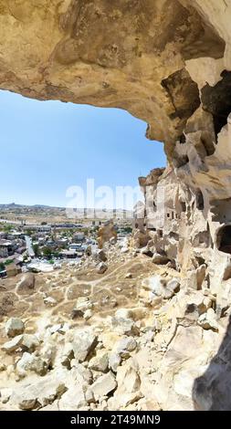 Das Dorf Cavusin in Kappadokien in der Türkei, umgeben von der surrealen Landschaft der Feenkamine, bietet einen Einblick in Kappadokiens reiche Kultur Stockfoto