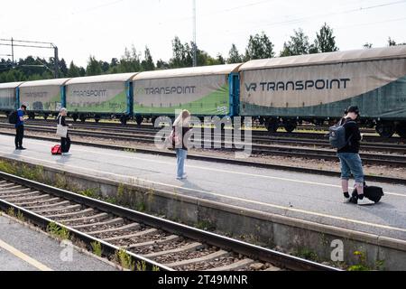 KAJAANI, BAHNHOF: Eine Gruppe von Reisenden wartet im Sommer am Bahnhof Kajaani in der Region Kajaani in Mittelfinnland auf einen VR-Zug. Stockfoto