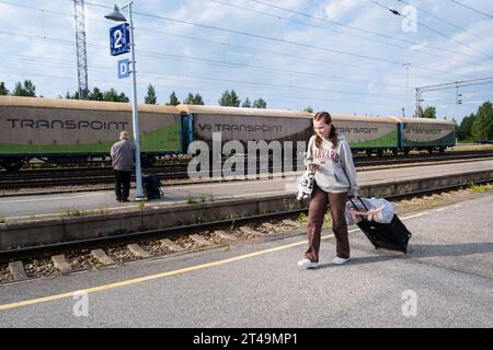 KAJAANI, BAHNHOF: Reisende warten im Sommer am Bahnhof Kajaani in der Region Kajaani in Mittelfinnland auf einen VR-Zug. Foto: Rob Wat Stockfoto