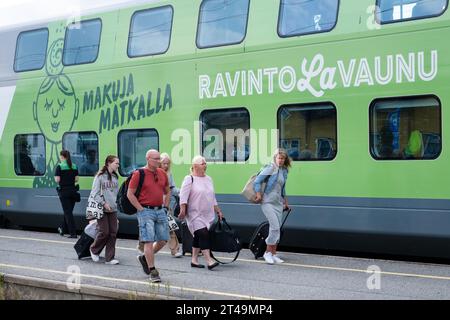 VR-ZUG, FINNLAND: Reisende steigen im Sommer am Bahnhof Kajaani in der Region Kajaani in Mittelfinnland in einen VR-Zug ein. Foto: Rob Watkins Stockfoto