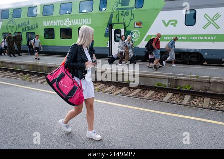 VR-ZUG, FINNLAND: Reisende steigen im Sommer am Bahnhof Kajaani in der Region Kajaani in Mittelfinnland in einen VR-Zug ein. Foto: Rob Watkins Stockfoto